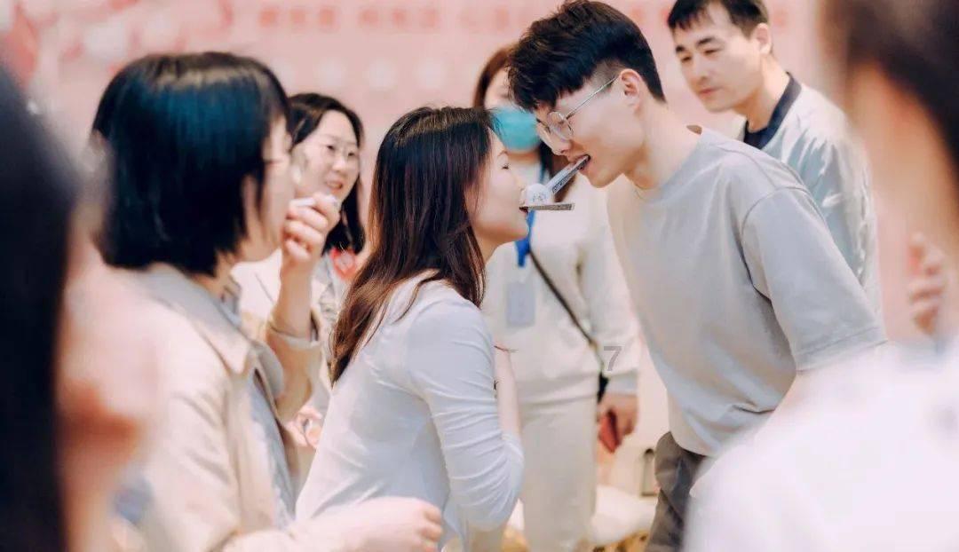 肉色短T恤，搭配深蓝色牛仔裤，微胖女生如何穿搭？游戏画面